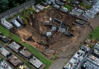 Małopolskie: W Trzebini 10 metrów od zabudowań zapadła się ziemia - zdjęcie główne