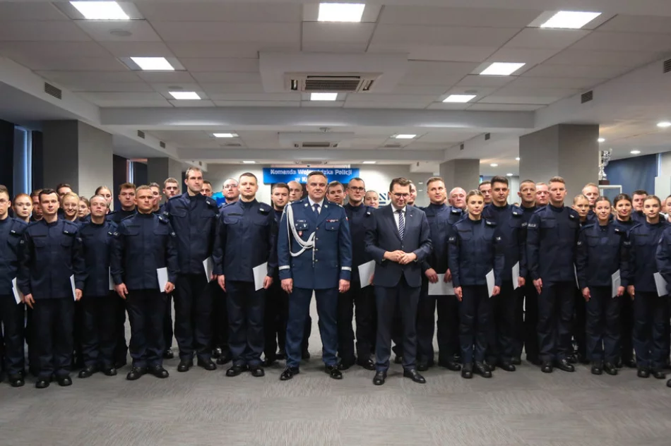 Policyjne ślubowanie. Nowy funkcjonariusz dla komendy - zdjęcie 9