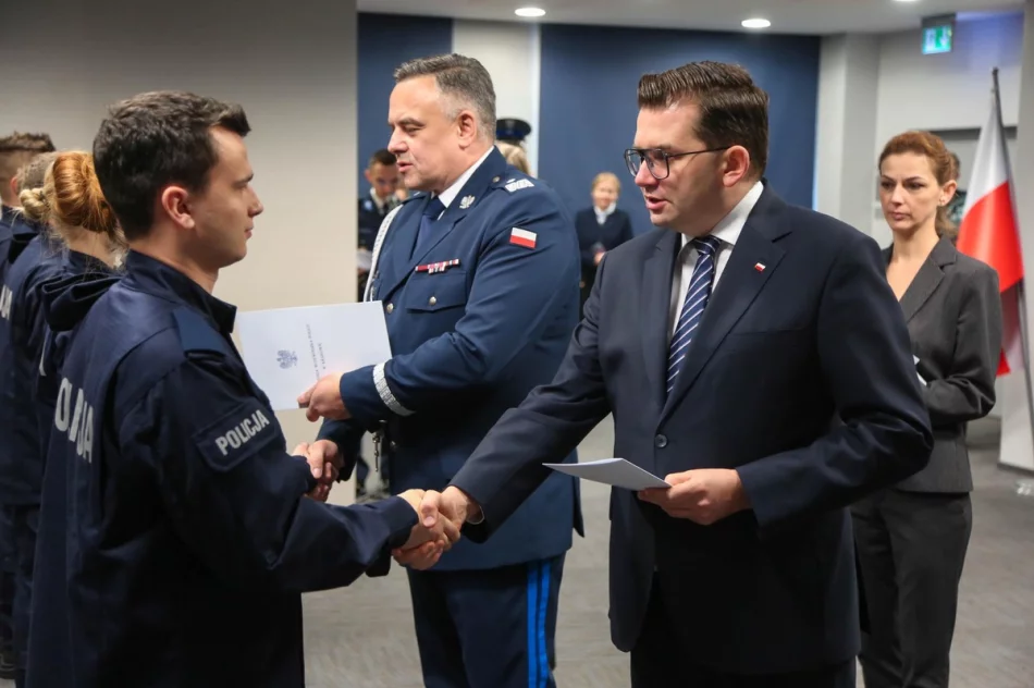 Policyjne ślubowanie. Nowy funkcjonariusz dla komendy - zdjęcie 10