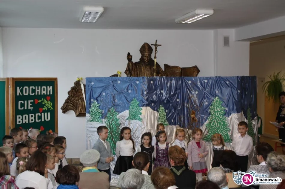 Dzień Babci w Zespole Szkół nr 1 w Męcinie - zdjęcie 2