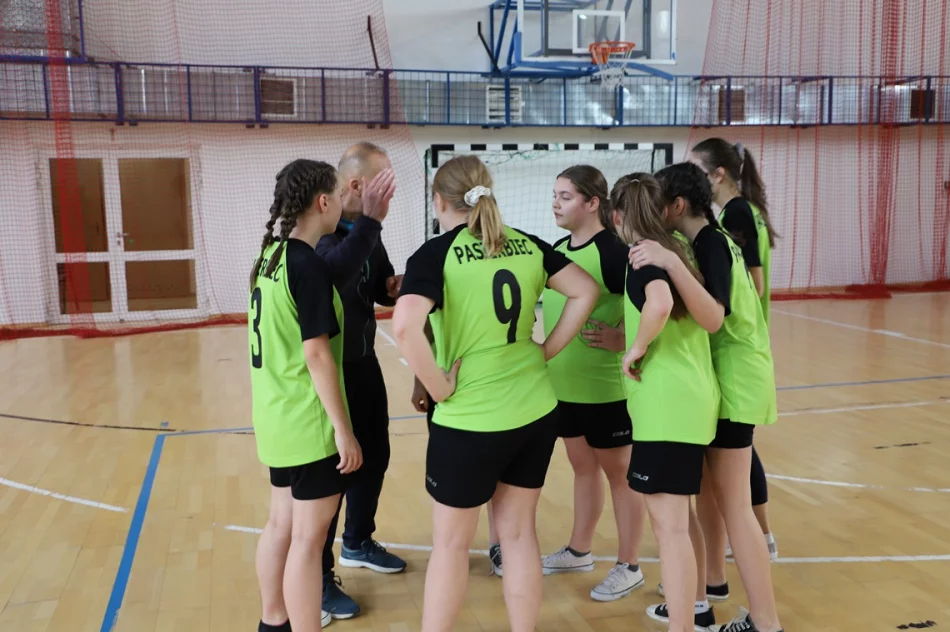 Młodzież z Rupniowa i Pasiebca mistrzami gminy Limanowa w koszykówce - zdjęcie 8