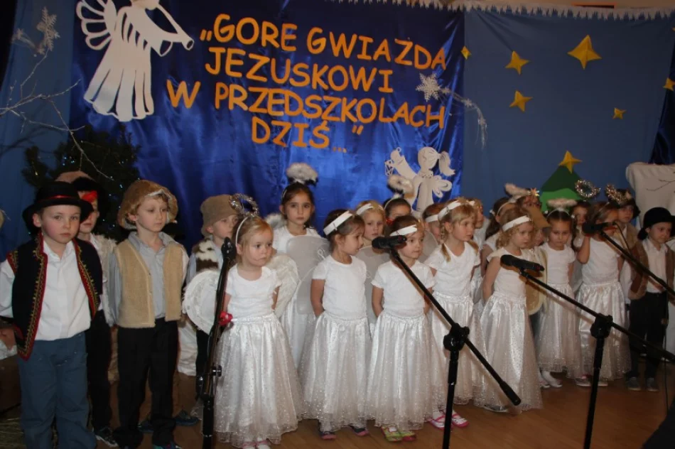 Przedszkolaki kolędują z Chatką Małego Skrzatka w Mordarce - zdjęcie 3
