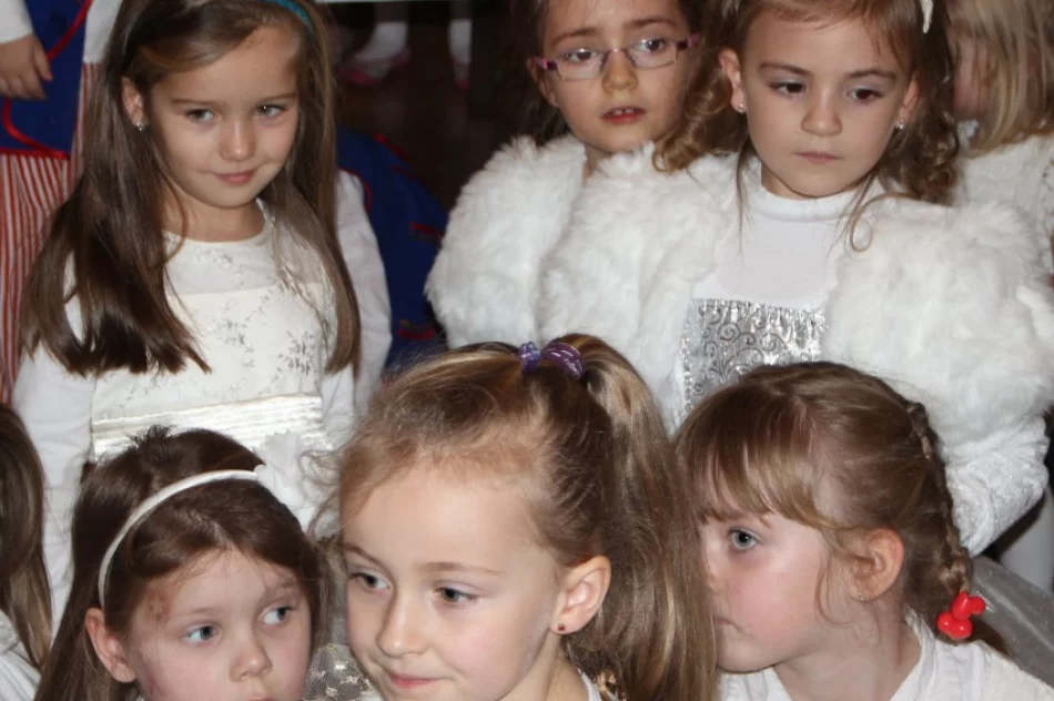 Przedszkolaki kolędują z Chatką Małego Skrzatka w Mordarce - zdjęcie 4