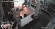 Włamanie w 40 sekund. Nowe nagrania. Ciemność i brak dobrych kamer - zdjęcie 5