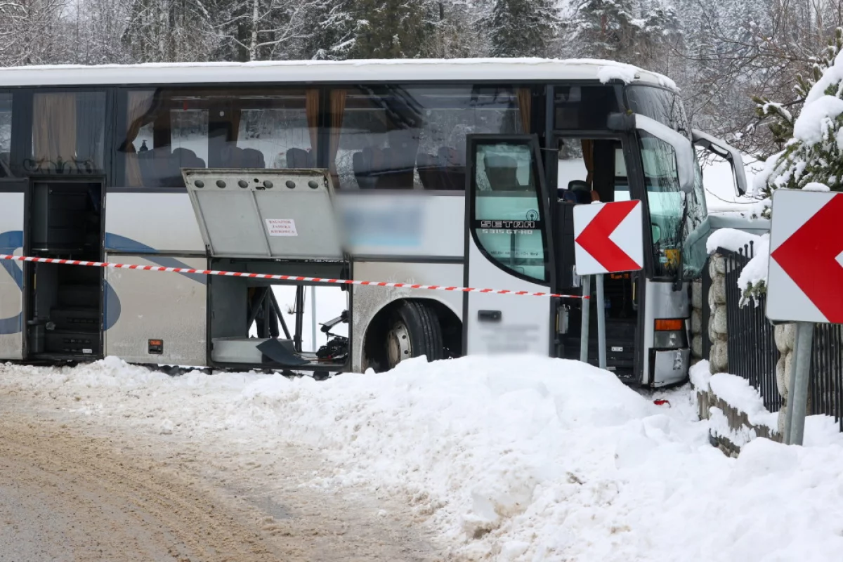 Podhale: autobus z dziećmi wypadł z drogi po poślizgu