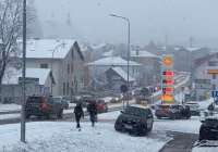 Trudne warunki na drogach, w Limanowej korki - zdjęcie główne