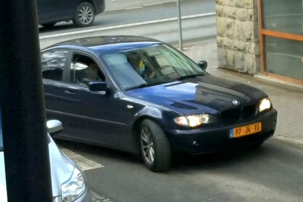 BMW złodziei - nowe nagranie z monitoringu. Skradzione tablice: KLI 5921F
