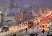 Niechlubny rekord przejazdu przez miasto. Kierowców ratuje operator odśnieżarki chodników - zdjęcie główne