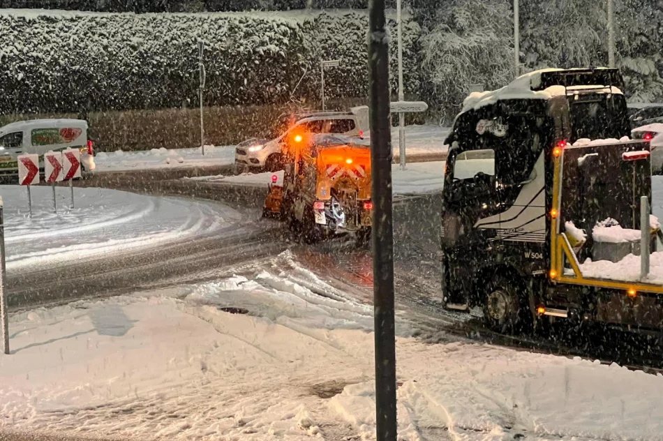 Niechlubny rekord przejazdu przez miasto. Kierowców ratuje operator odśnieżarki chodników - zdjęcie 2