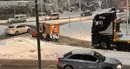 Niechlubny rekord przejazdu przez miasto. Kierowców ratuje operator odśnieżarki chodników - zdjęcie 4