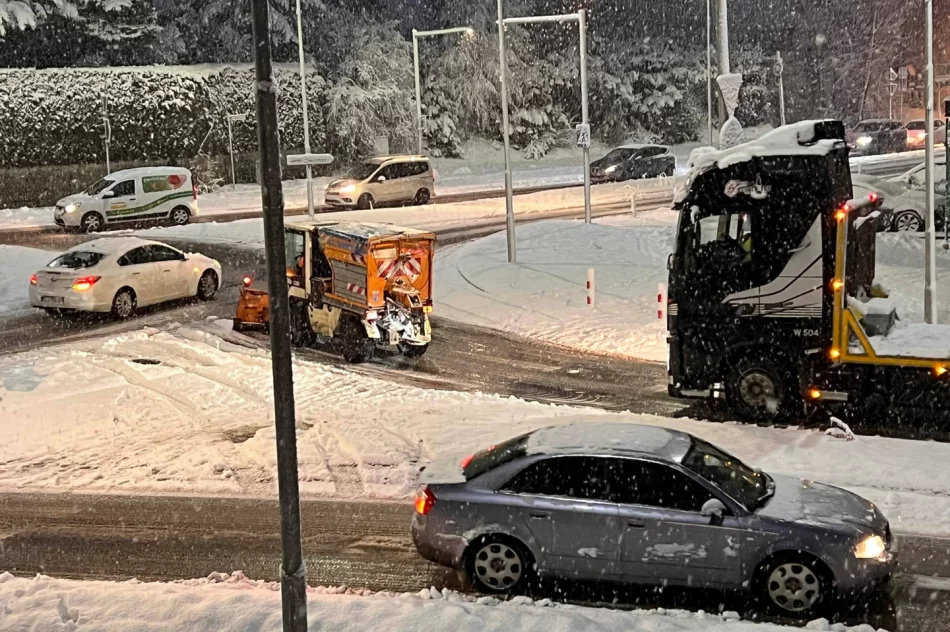 Niechlubny rekord przejazdu przez miasto. Kierowców ratuje operator odśnieżarki chodników - zdjęcie 4