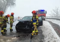 Czołowe zderzenie dwóch pojazdów - zdjęcie główne