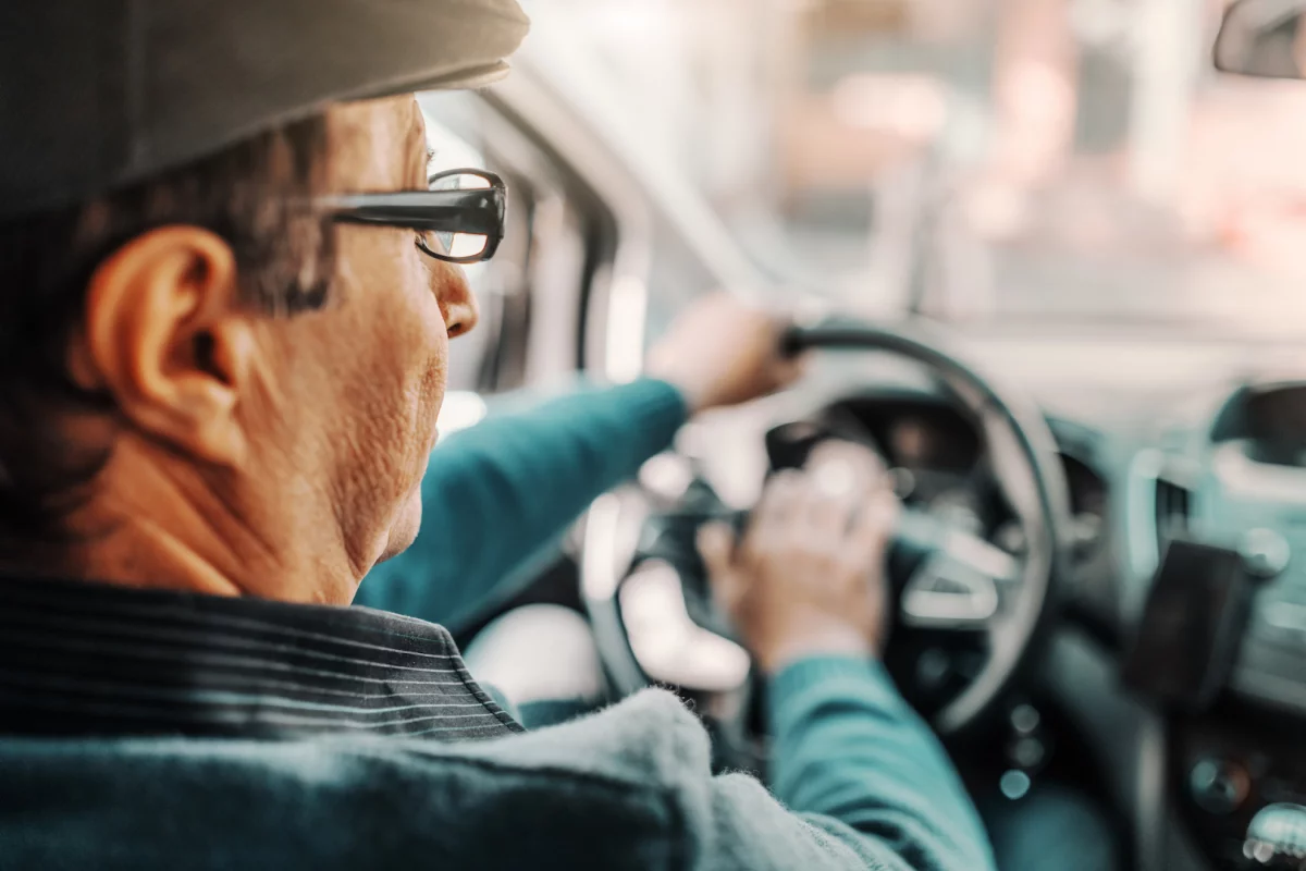 ITS: starsi kierowcy prowadzą bezpieczniej niż kierowcy z innych grup wiekowych
