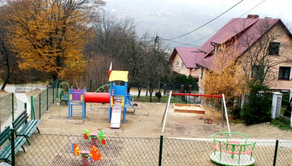 Nowy plac zabaw i boisko do siatkówki plażowej - zdjęcie 1