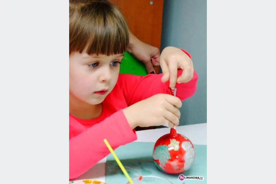 Przedszkolaki w fabryce bombek - zdjęcie 4