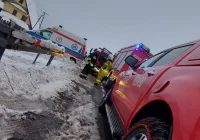 Strażacy pomagali medykom w transporcie pacjenta - zdjęcie główne