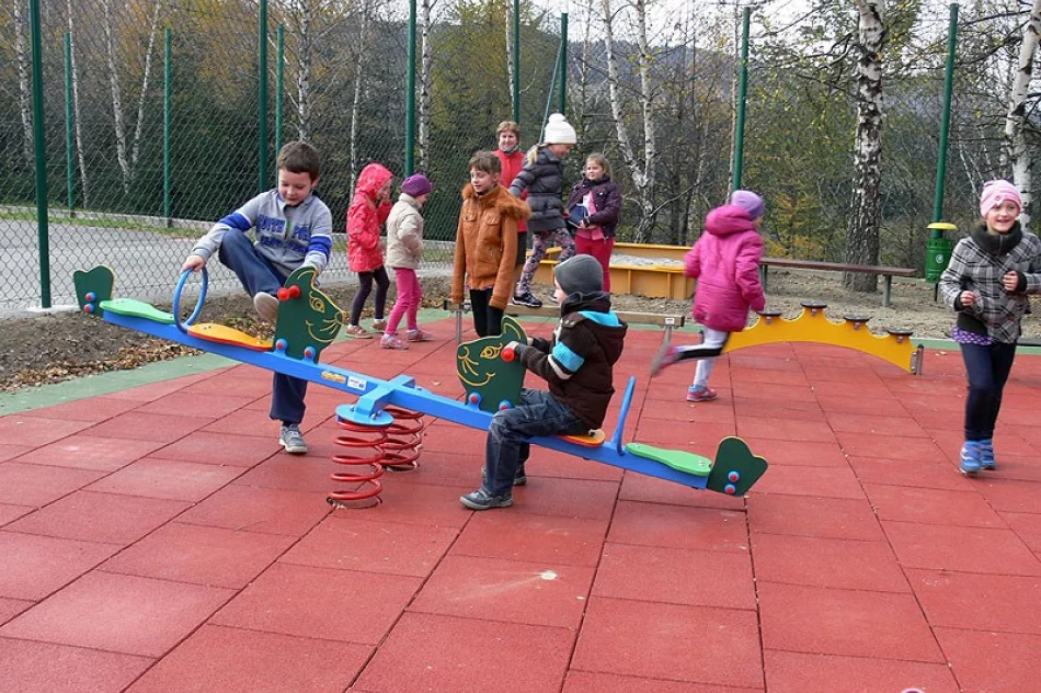 Nowy plac zabaw oddany w Siekierczynie - zdjęcie 3