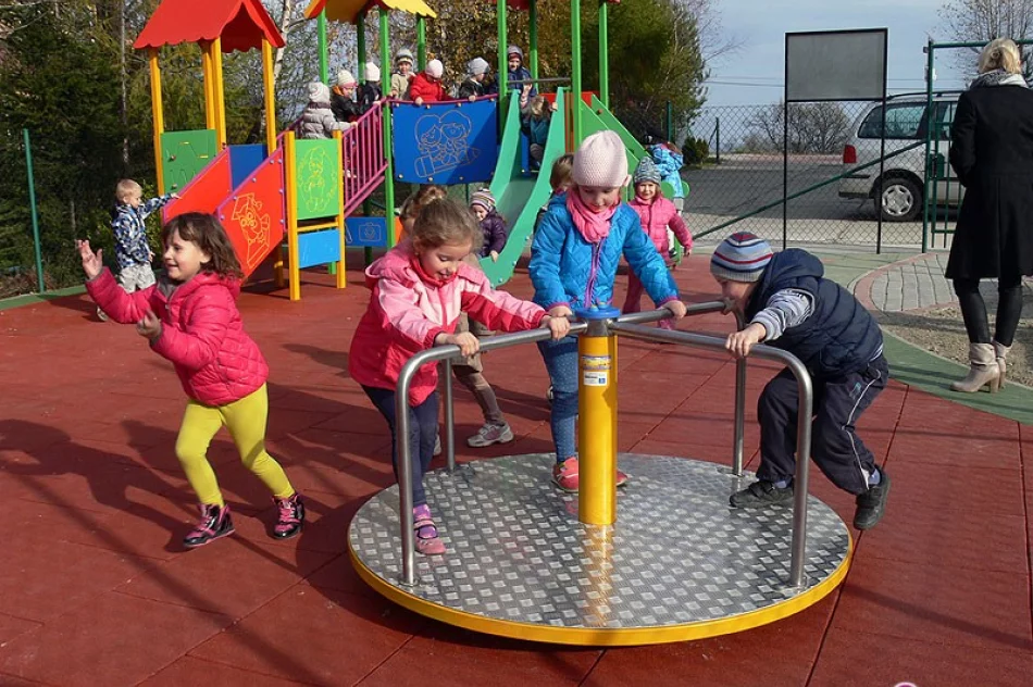 Nowy plac zabaw oddany w Siekierczynie - zdjęcie 4