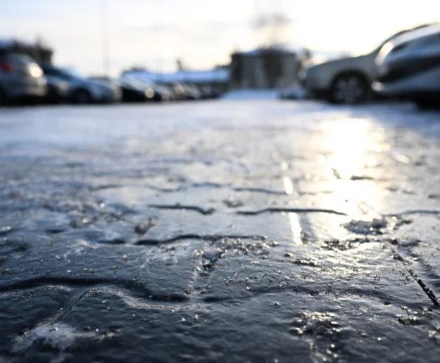 Uwaga kierowcy! Ślisko na drogach - IMGW wydaje ostrzeżenie - zdjęcie główne