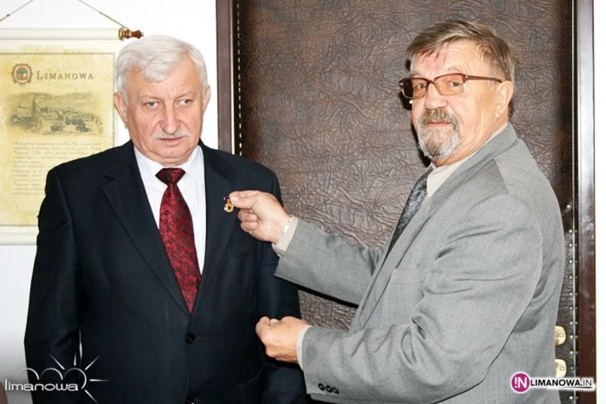 Burmistrz Limanowej odznaczony złotą Honorową Odznaką PZERiI