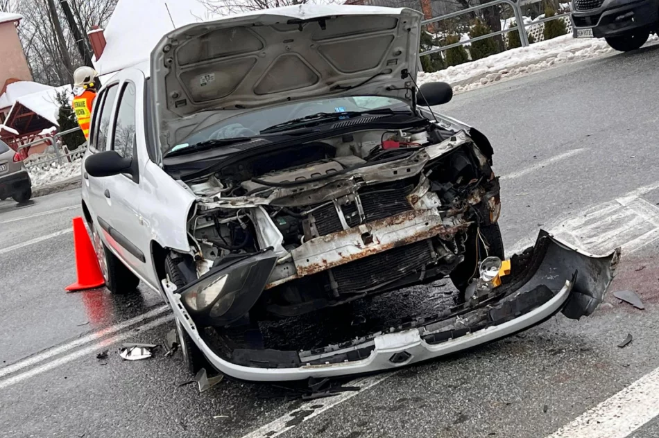 Zderzenie dwóch pojazdów na "krajówce" - zdjęcie 3