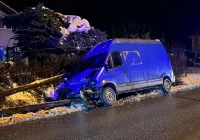 Bus wypadł z jezdni i złamał słup - zdjęcie główne