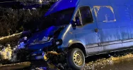 Bus wypadł z jezdni i złamał słup - zdjęcie 2