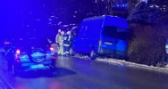 Bus wypadł z jezdni i złamał słup - zdjęcie 3