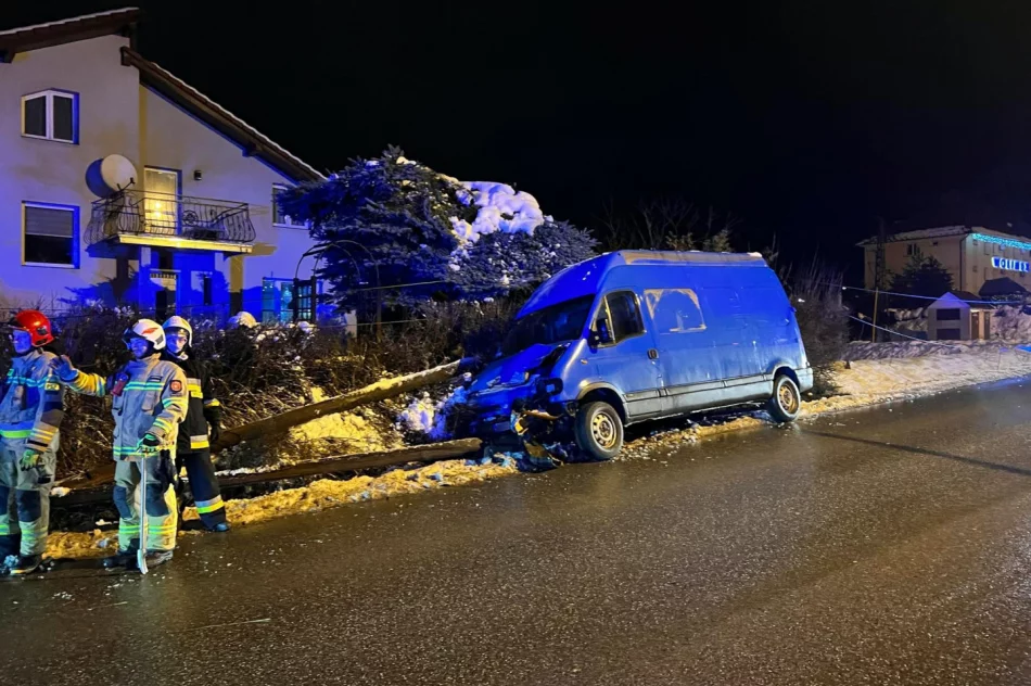 Bus wypadł z jezdni i złamał słup - zdjęcie 4