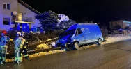 Bus wypadł z jezdni i złamał słup - zdjęcie 4