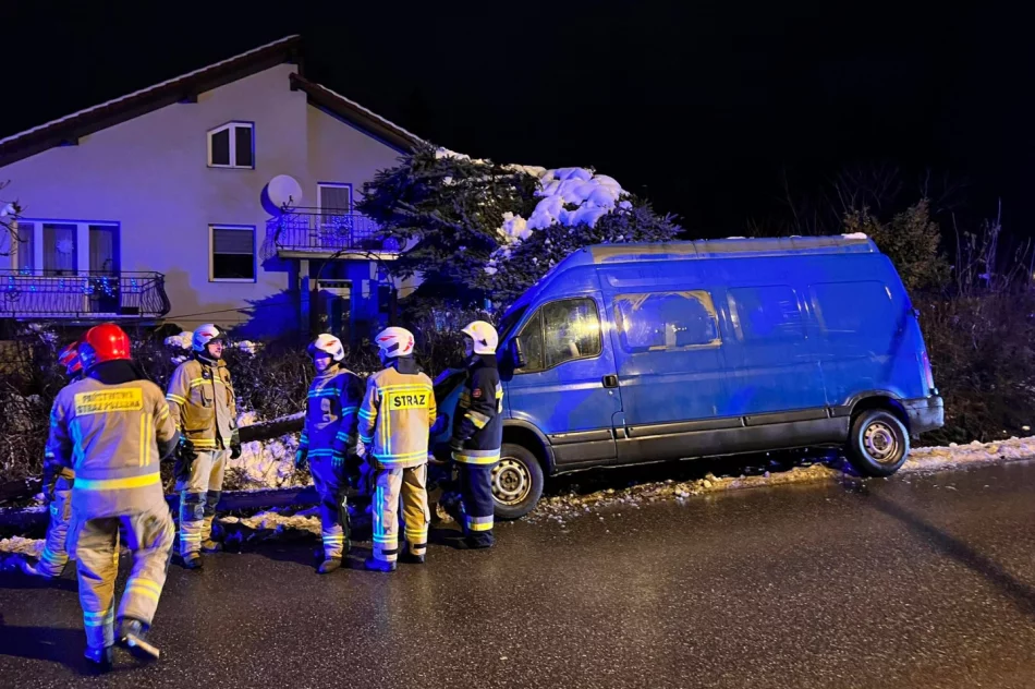 Bus wypadł z jezdni i złamał słup - zdjęcie 5