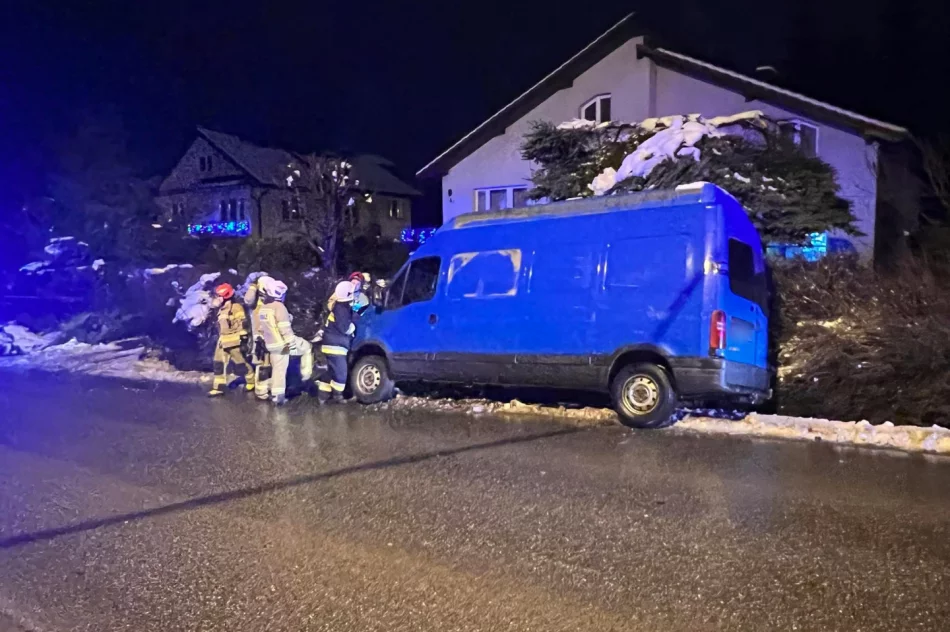 Bus wypadł z jezdni i złamał słup - zdjęcie 6