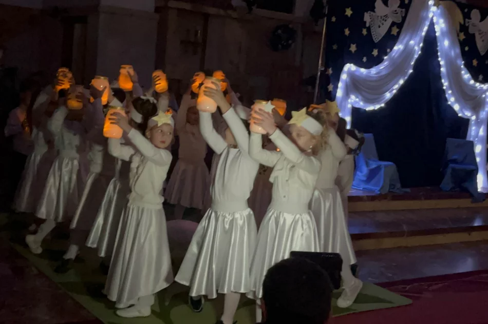 Występ przedszkolaków z Miejskiego Przedszkola nr 2 z okazji Dnia Babci i Dziadka - zdjęcie 14