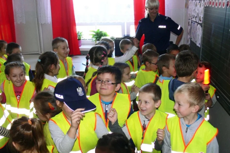 Odblaskowe spotkanie z policjantami w Siekierczynie - zdjęcie 2