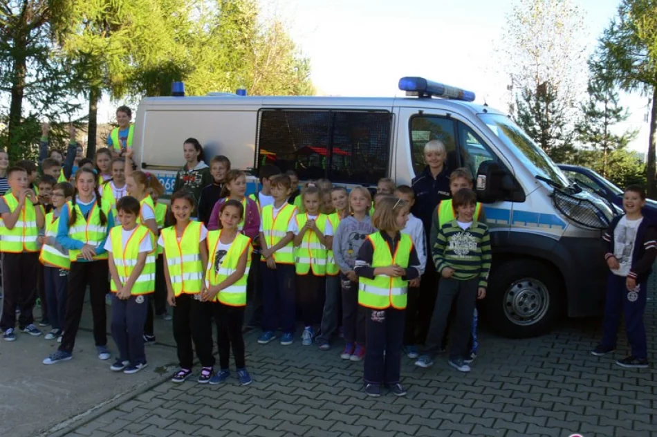 Odblaskowe spotkanie z policjantami w Siekierczynie - zdjęcie 4