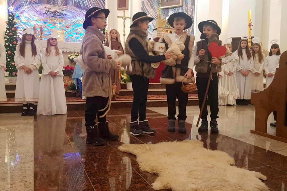 Wspólne kolędowanie uczniów Szkoły Podstawowej w Mordarce - zdjęcie 10
