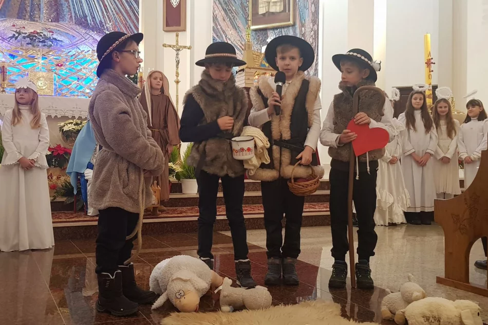 Wspólne kolędowanie uczniów Szkoły Podstawowej w Mordarce - zdjęcie 11