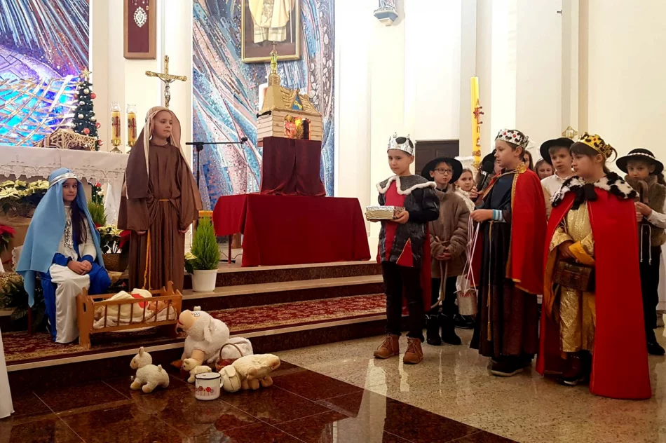 Wspólne kolędowanie uczniów Szkoły Podstawowej w Mordarce - zdjęcie 14