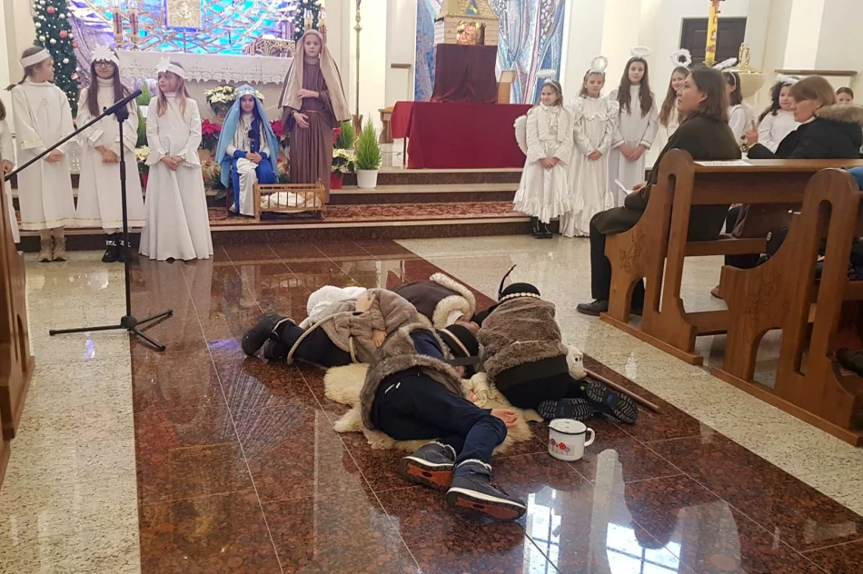 Wspólne kolędowanie uczniów Szkoły Podstawowej w Mordarce - zdjęcie 15