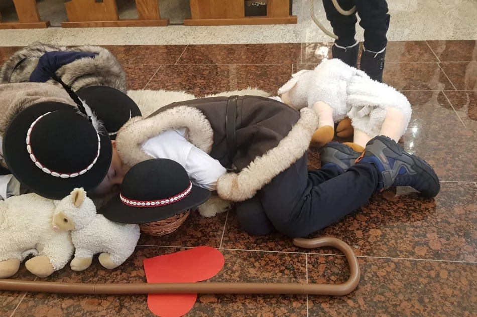 Wspólne kolędowanie uczniów Szkoły Podstawowej w Mordarce - zdjęcie 17