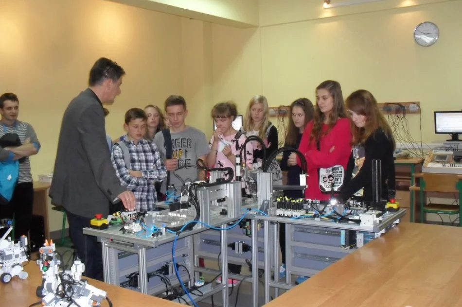 Uczniowie z Mordarki i Siekierczyny na Małopolskiej Nocy Naukowców  w Nowym Sączu - zdjęcie 3