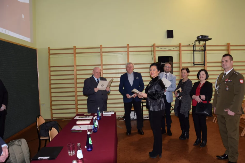 Konferencja naukowa poświęcona Wincentemu Gawronowi odbyła się w I LO w Limanowej - zdjęcie 6