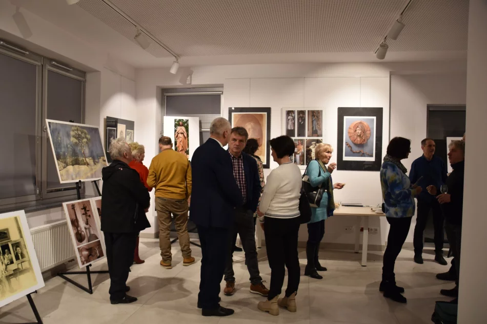 Wernisaż poświęcony pamięci i twórczości Antoniego Hybla odbył się w Miejskiej Galerii Sztuki - zdjęcie 3