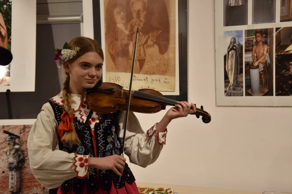 Wernisaż poświęcony pamięci i twórczości Antoniego Hybla odbył się w Miejskiej Galerii Sztuki - zdjęcie 8