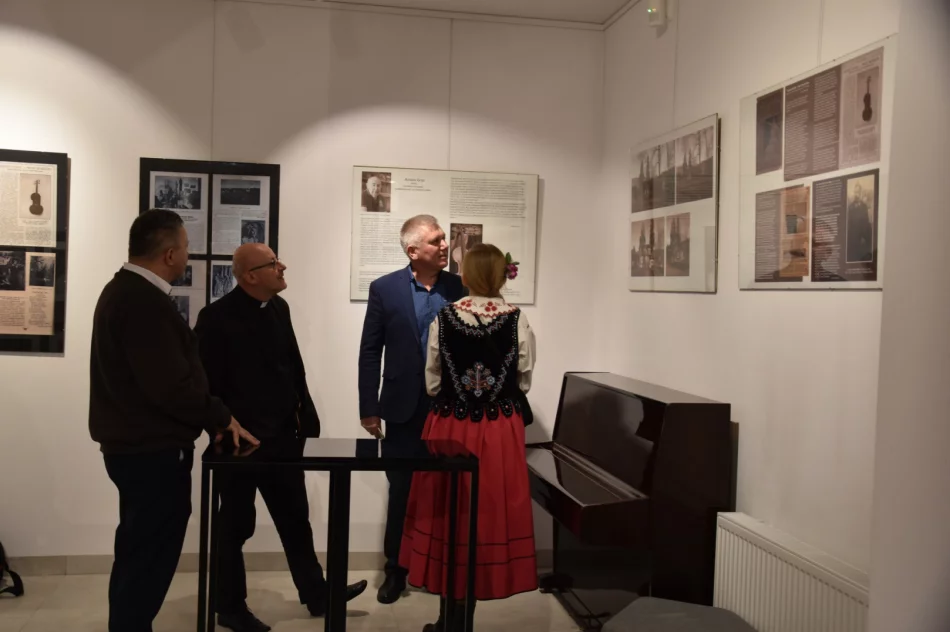 Wernisaż poświęcony pamięci i twórczości Antoniego Hybla odbył się w Miejskiej Galerii Sztuki - zdjęcie 11