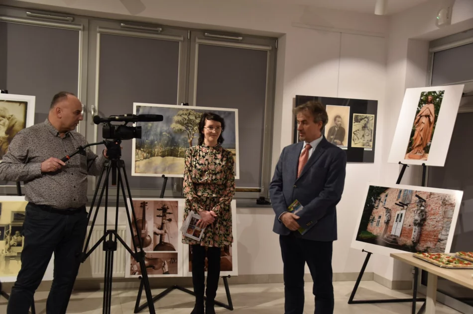Wernisaż poświęcony pamięci i twórczości Antoniego Hybla odbył się w Miejskiej Galerii Sztuki - zdjęcie 12