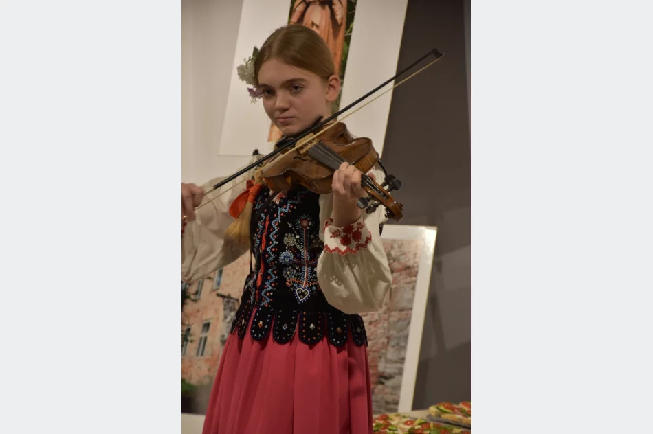 Wernisaż poświęcony pamięci i twórczości Antoniego Hybla odbył się w Miejskiej Galerii Sztuki - zdjęcie 14