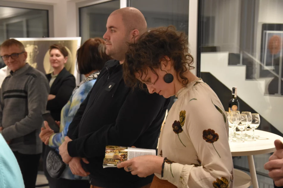 Wernisaż poświęcony pamięci i twórczości Antoniego Hybla odbył się w Miejskiej Galerii Sztuki - zdjęcie 16