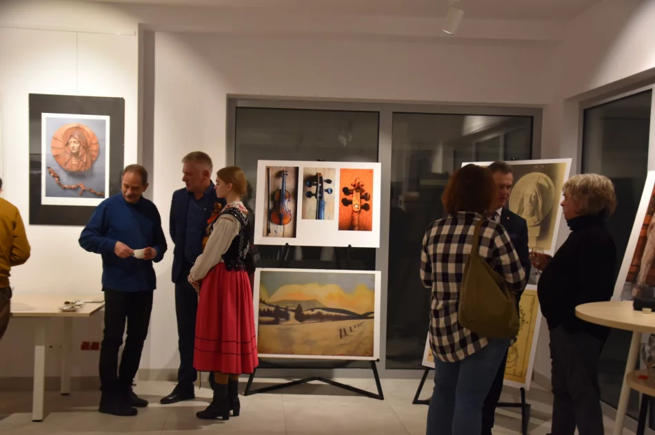 Wernisaż poświęcony pamięci i twórczości Antoniego Hybla odbył się w Miejskiej Galerii Sztuki - zdjęcie 17