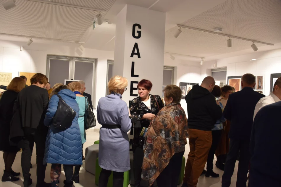 Wernisaż poświęcony pamięci i twórczości Antoniego Hybla odbył się w Miejskiej Galerii Sztuki - zdjęcie 18